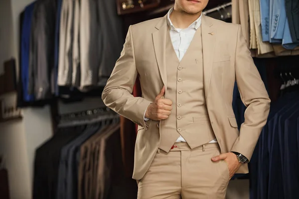 Imagen recortada de un joven abotonándose la chaqueta. exitoso hombre de negocios — Foto de Stock