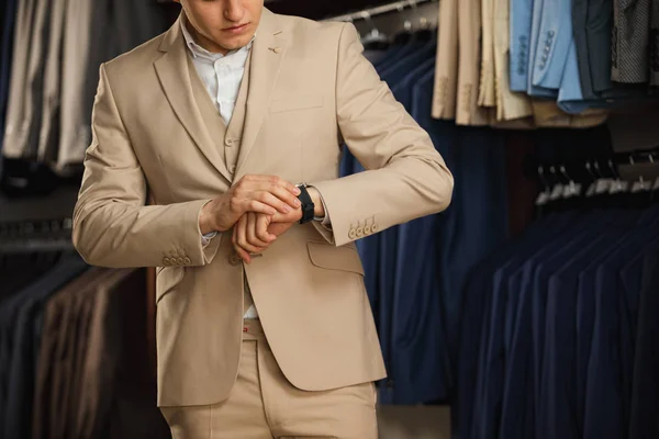 Bijgesneden afbeelding van jonge man dichtknopen zijn jas. succesvolle zakenman — Stockfoto
