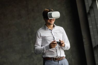 Film izlerken ya da video oyunları oynarken sanal gerçeklik gözlükleri giyen adam. Genel ve Hayır logoları vr kulaklık tasarım olduğunu