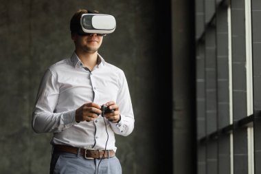 Vr kulaklık tasarım genel bir çözümdür ve film izlerken ya da iskambil video spor, karanlık fotoğraf sanal gerçeklik giyen adam Hayır logoları gözlükler