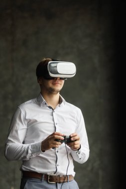 Film izlerken ya da video oyunları oynarken sanal gerçeklik gözlükleri giyen adam. Genel ve Hayır logoları vr kulaklık tasarım olduğunu