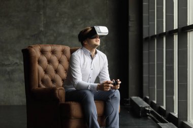 Film izlerken ya da video oyunları oynarken sanal gerçeklik gözlükleri giyen adam. Genel ve Hayır logoları vr kulaklık tasarım olduğunu