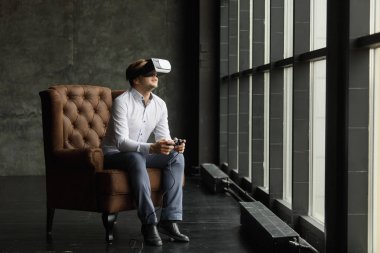 Vr kulaklık tasarım genel bir çözümdür ve film izlerken ya da iskambil video spor, karanlık fotoğraf sanal gerçeklik giyen adam Hayır logoları gözlükler