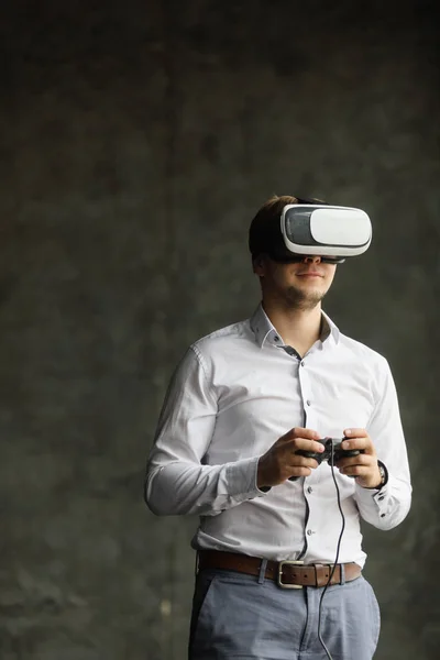 Vr kulaklık tasarım genel bir çözümdür ve film izlerken ya da iskambil video spor, karanlık fotoğraf sanal gerçeklik giyen adam Hayır logoları gözlükler