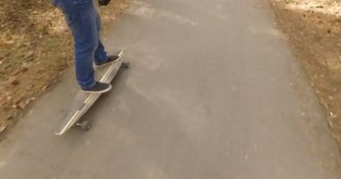 Yakın çekim kaykaycı çocuk açık sürme