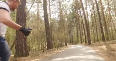 adam onun longboard üzerinde paten IA bir park. İzleme atış