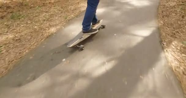 Primer plano skateboarder chico equitación al aire libre — Vídeos de Stock