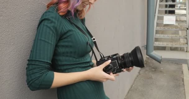 Gammal mellanformatskamera i händerna på en hipster tjej, närbild, filmkamera — Stockvideo
