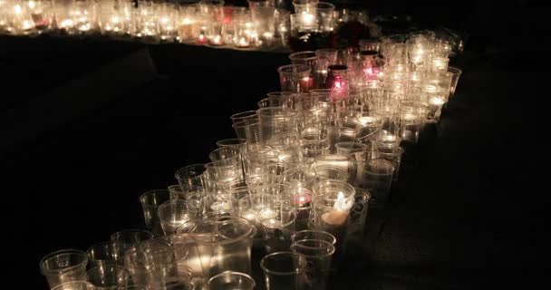 Inyección detallada de velas ardientes en la Iglesia — Vídeo de stock