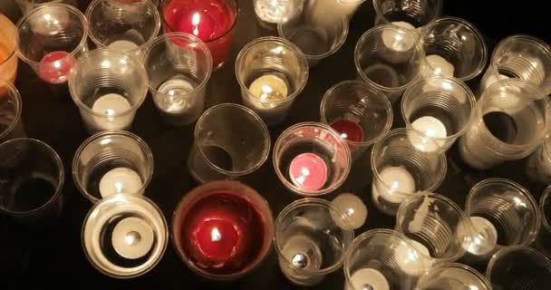 Detailaufnahme brennender Kerzen in der Kirche — Stockvideo