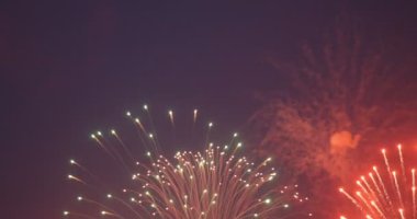 Tatil Gecesi 4k 'de Renkli Havai fişekler
