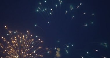 Tatil Gecesi 4k 'de Renkli Havai fişekler