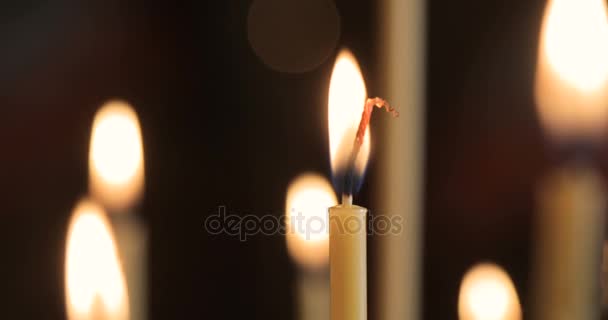 Detaljerad bild av brinnande ljus i kyrkan — Stockvideo