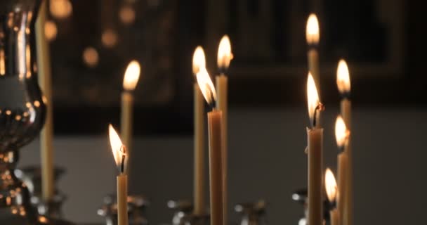 Tiros detalhados de velas acesas na Igreja — Vídeo de Stock