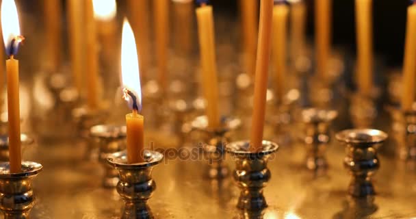 Detailaufnahme brennender Kerzen in der Kirche — Stockvideo