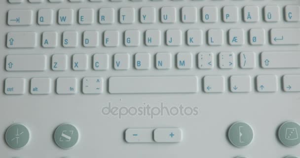 Teclado del dispositivo de ultrasonido, workimg con equipo ultrasónico . — Vídeos de Stock