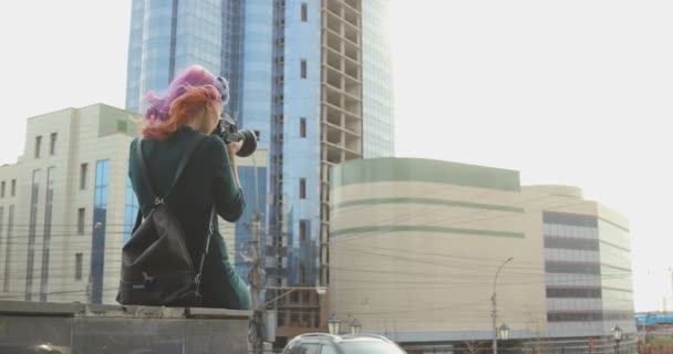 Chica bonita haciendo fotos en su cámara antigua mientras está sentado fuera — Vídeos de Stock