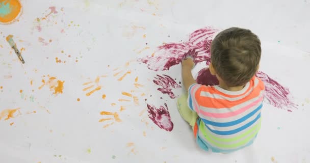 Familles, mamans avec enfants peignent ensemble à la classe de maître — Video