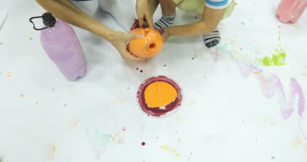 Niño deliberadamente haciendo una pintura abstracta mientras pinta — Vídeos de Stock