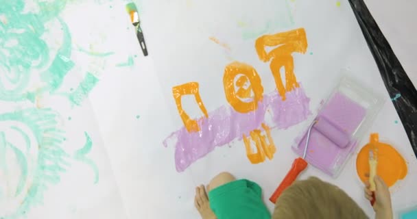 Petit enfant peignant le sol, drôle garçon appréciant de décorer le mur — Video