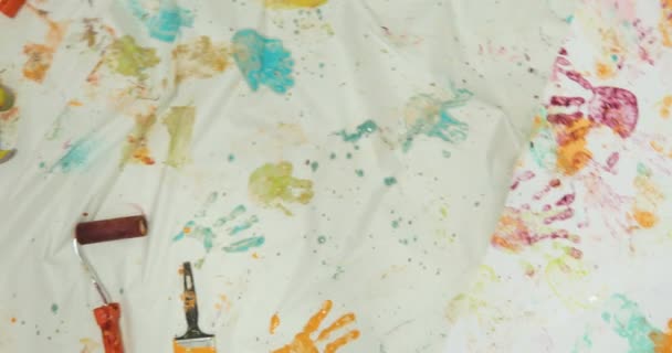 Roztomilé dítě hraje s maluje, takže docela zmatek — Stock video