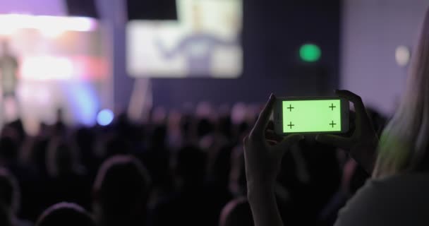 Person som tar video och foton på rörlig smartphone på konferensen. Grön skärm med luma Matt ingår. Personer seminarium konferens möte Office utbildning affärsidé — Stockvideo