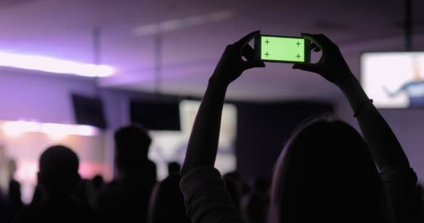 人采取视频，手机的智能手机，在会议上的照片。与包括 luma 遮罩的绿色屏幕。经营人研讨会会议会议办公室培训理念 — 图库视频影像