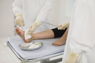 operasyondaki temizlik yara izi. Bir işlemden sonra cilt dikişli