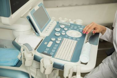 bir ultrason cihazı inceden inceye gözden geçirmek için hazırlanıyor genç kadın doktorlar ellerini kapatın.