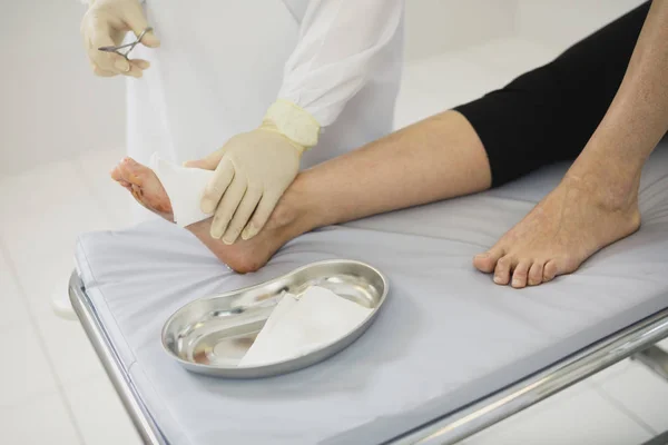 operasyondaki temizlik yara izi. Bir işlemden sonra cilt dikişli