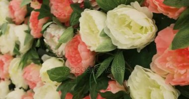 güzel çiçek alan sarı yeşil beyaz pembe mor ve kırmızı güller ve çok Peonies tencere kova, bir büyük gül buketi ve Peonies standı