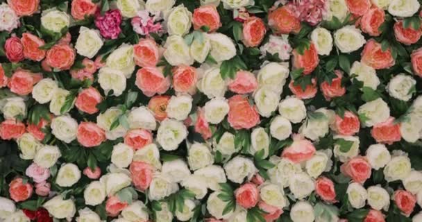 Schöne Blumenwiese gelb grün weiß rosa lila und rot, viele Rosen und Pfingstrosen stehen in Kübeln, ein großer Strauß Rosen und Pfingstrosen — Stockvideo