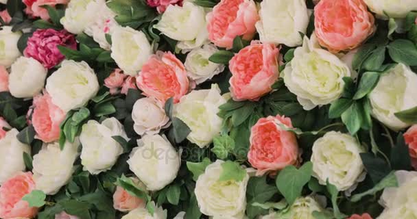 Много роз и пионов стоят в горшках ведра, большой букет роз и пионов, красивый цветок поле желтый зеленый зеленый розовый фиолетовый и красный — стоковое видео