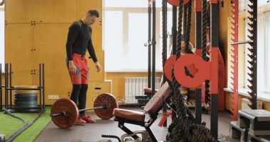 Halter koparma egzersiz spor yapan güçlü erkek