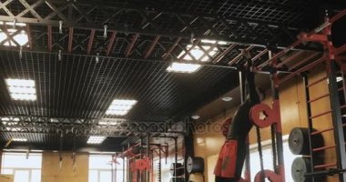 Yan görünüm üzerinde yukarı chinning vücut geliştirmeci bar, çalışma dışarı spor eğitim biri sağlıklı fitness vücut