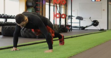 Zinde bir genç yapıyor bir küçük bir spor salonu, spor salonunda egzersiz sporcu şınav. Egzersiz mat şınav kas genç adam.