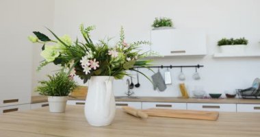 Şık minimalist mutfak ve yemek alanı iç görünümü. Hiçbir insan.