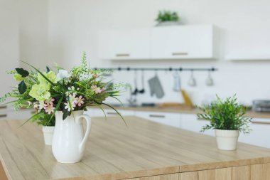 Şık minimalist mutfak ve yemek alanı iç görünümü. Hiçbir insan.