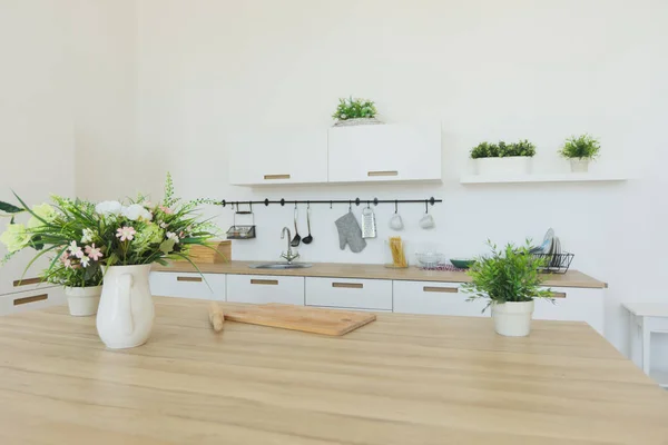 Parlak mutfak arka plan. Parlak beyaz mutfak. Ahşap mutfak tezgahı