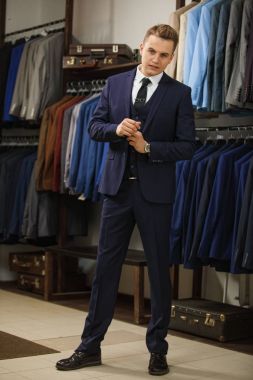 Yakışıklı şık genç moda erkek klasik Kostüm giymiş. Reklam fotoğraf