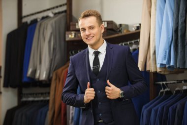 Zarif yakışıklı delikanlı. Şık delikanlı siyah kumaş ceket. Bu galeride, poz, kıyafetlere var. Reklam fotoğraf