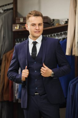 Yakışıklı şık genç moda erkek klasik Kostüm giymiş. Reklam fotoğraf