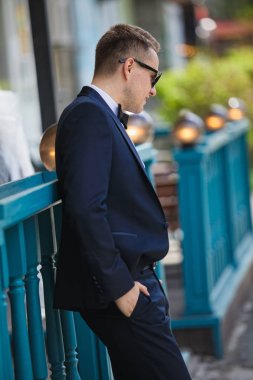 Satır uygun karşı klasik yelek'iş adamıdır. Şık delikanlı bir ceketli. Reklam fotoğraf