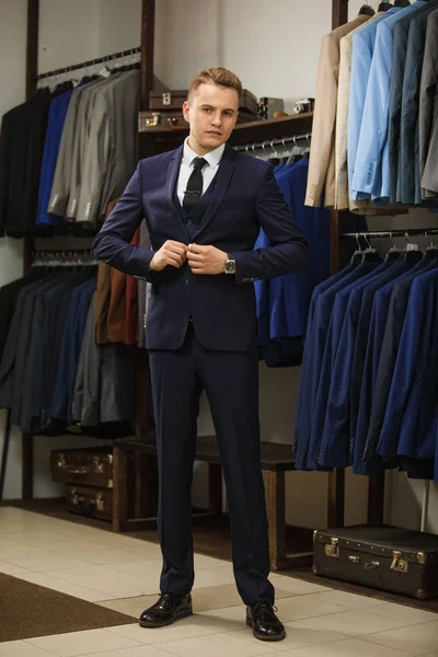 Hombre de moda joven elegante guapo en traje clásico. Publicidad foto — Foto de Stock