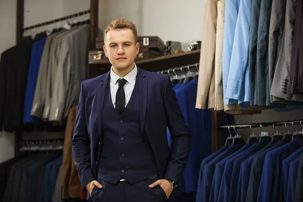 Bonito elegante jovem homem de moda em terno traje clássico. Publicidade foto — Fotografia de Stock