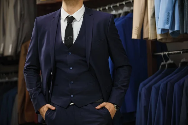 Zarif yakışıklı delikanlı. Şık delikanlı siyah kumaş ceket. Bu galeride, poz, kıyafetlere var. Reklam fotoğraf