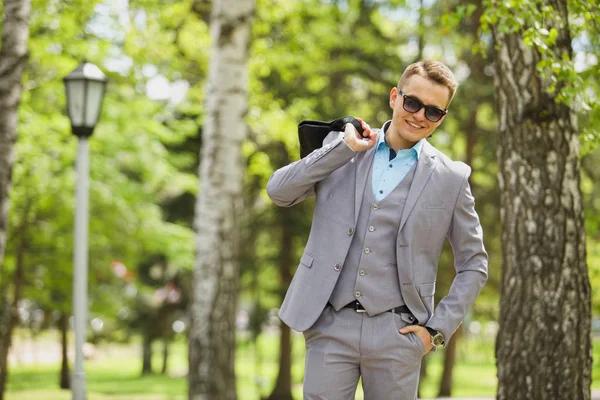 Um jovem homem elegante com uma barba em uma jaqueta de pano vintage — Fotografia de Stock