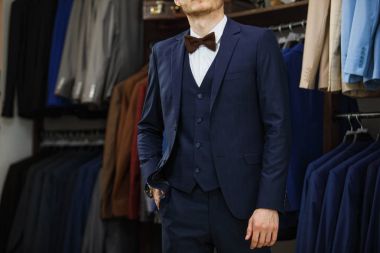 Yakışıklı şık genç moda erkek klasik Kostüm giymiş. Reklam fotoğraf