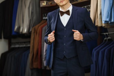 Yakışıklı şık genç moda erkek klasik Kostüm giymiş. Reklam fotoğraf