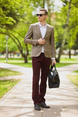 Satır uygun caddenin karşı klasik yelek'iş adamıdır. Şık delikanlı bir ceketli. Reklam fotoğraf